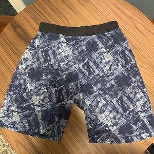 Lululemon 9” linerless Short (L)